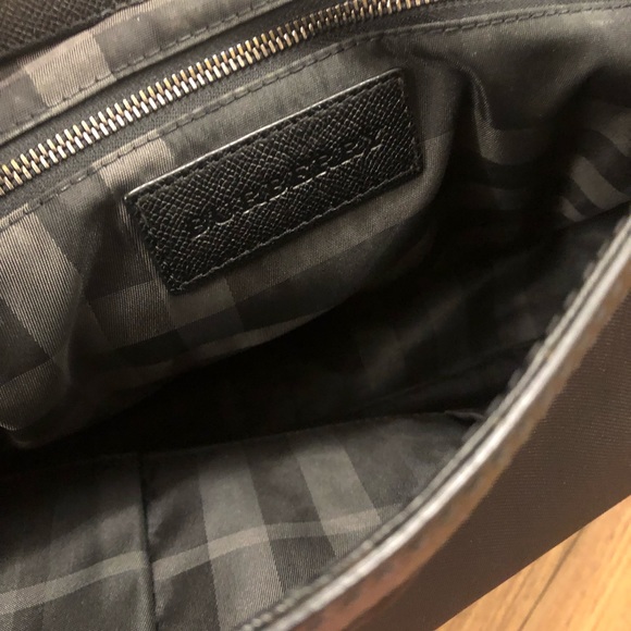 ⚡️SOLD⚡️ Burberry Messenger Bag - Picture 4 of 8